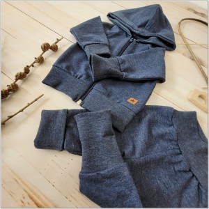 Bawełniany dres niemowlęcy. Komplet dresowy dla niemowlaka. Jeansowy, granatowy dres dziecięcy. Prezent dla noworodka, niemowlaka. Modny dresik. Bluza z kapturem na zamek, spodnie dresowe