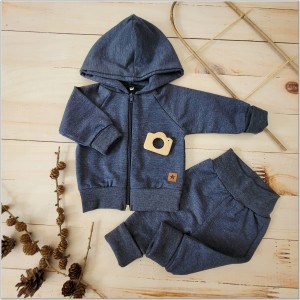 Bawełniany dres niemowlęcy. Komplet dresowy dla niemowlaka. Jeansowy, granatowy dres dziecięcy. Prezent dla noworodka, niemowlaka. Modny dresik. Bluza z kapturem na zamek, spodnie dresowe