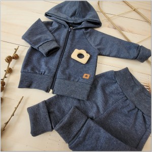 Bawełniany dres niemowlęcy. Komplet dresowy dla niemowlaka. Jeansowy, granatowy dres dziecięcy. Prezent dla noworodka, niemowlaka. Modny dresik. Bluza z kapturem na zamek, spodnie dresowe