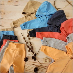 Bawełniany dres niemowlęcy. Komplet dresowy dla niemowlaka. Jeansowy, granatowy dres dziecięcy. Prezent dla noworodka, niemowlaka. Modny dresik. Bluza z kapturem na zamek, spodnie dresowe