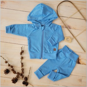 Bawełniany, niemowlęcy dresik. Błękitny komplet dla noworodka. Dres z bluzą i spodniami dla niemowlaka. Funkcjonalny komplet  niemowlęcy na wiosnę, lato, jesień.