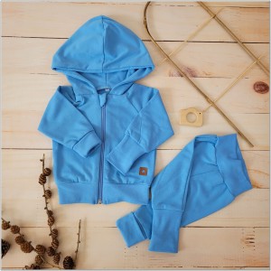 Bawełniany, niemowlęcy dresik. Błękitny komplet dla noworodka. Dres z bluzą i spodniami dla niemowlaka. Funkcjonalny komplet  niemowlęcy na wiosnę, lato, jesień.