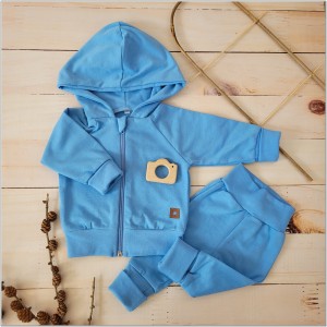 Bawełniany, niemowlęcy dresik. Błękitny komplet dla noworodka. Dres z bluzą i spodniami dla niemowlaka. Funkcjonalny komplet  niemowlęcy na wiosnę, lato, jesień.