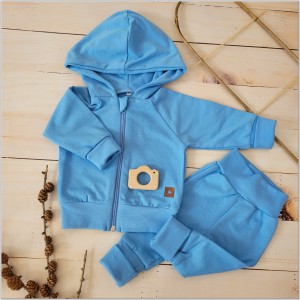 Bawełniany, niemowlęcy dresik. Błękitny komplet dla noworodka. Dres z bluzą i spodniami dla niemowlaka. Funkcjonalny komplet  niemowlęcy na wiosnę, lato, jesień.