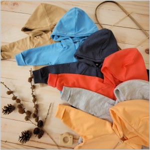 Bawełniany, niemowlęcy dresik. Błękitny komplet dla noworodka. Dres z bluzą i spodniami dla niemowlaka. Funkcjonalny komplet  niemowlęcy na wiosnę, lato, jesień.