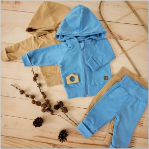 Bawełniany, niemowlęcy dresik. Błękitny komplet dla noworodka. Dres z bluzą i spodniami dla niemowlaka. Funkcjonalny komplet  niemowlęcy na wiosnę, lato, jesień.