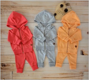 Bawełniany dres niemowlęcy. Komplet dresowy dla niemowlaka. Malinowy, różowy dres dziecięcy. Prezent dla noworodka, niemowlaka. Modny dresik. Bluza z kapturem na zamek, spodnie dresowe