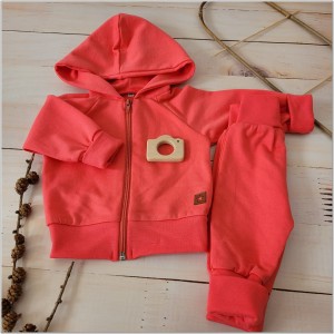 Bawełniany dres niemowlęcy. Komplet dresowy dla niemowlaka. Malinowy, różowy dres dziecięcy. Prezent dla noworodka, niemowlaka. Modny dresik. Bluza z kapturem na zamek, spodnie dresowe