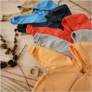 Bawełniany dres niemowlęcy. Komplet dresowy dla niemowlaka. Malinowy, różowy dres dziecięcy. Prezent dla noworodka, niemowlaka. Modny dresik. Bluza z kapturem na zamek, spodnie dresowe