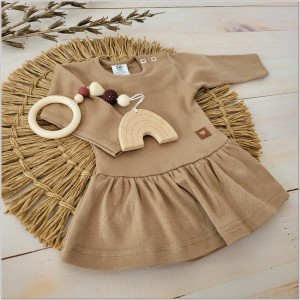 Bodosukienka z długim rękawem dla dziewczynki. Bodosukienka w jednolitym kolorze. Bawełniana bodosukienka w beżowym kolorze.