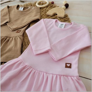 Bodosukienka z długim rękawem dla dziewczynki. Bodosukienka w jednolitym kolorze. Bawełniana bodosukienka w różowym kolorze.