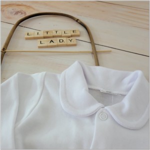 Bawełniana bodosukienka z kołnierzykiem. Bodosukienka z długim rękawem biała. Pomysł na niemowlęcy prezent dla dziewczynki.