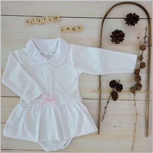 Bawełniana bodosukienka z kołnierzykiem. Bodosukienka z długim rękawem biała. Pomysł na niemowlęcy prezent dla dziewczynki.