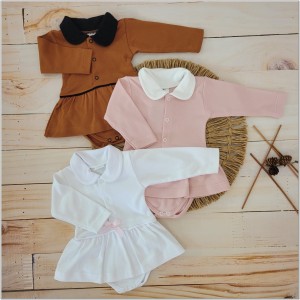 Bawełniana bodosukienka z kołnierzykiem. Bodosukienka z długim rękawem biała. Pomysł na niemowlęcy prezent dla dziewczynki.