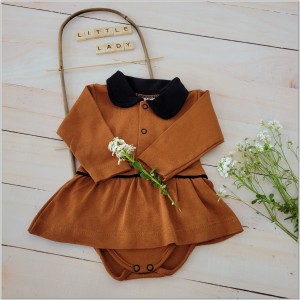 Bawełniana bodosukienka z kołnierzykiem. Bodosukienka z długim rękawem cynamonowo- czarna. Pomysł na niemowlęcy prezent dla dziewczynki.