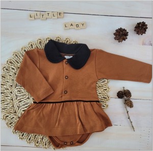 Bawełniana bodosukienka z kołnierzykiem. Bodosukienka z długim rękawem cynamonowo- czarna. Pomysł na niemowlęcy prezent dla dziewczynki.