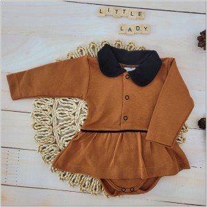 Bawełniana bodosukienka z kołnierzykiem. Bodosukienka z długim rękawem cynamonowo- czarna. Pomysł na niemowlęcy prezent dla dziewczynki.