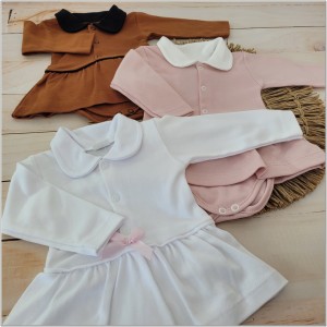 Bawełniana bodosukienka z kołnierzykiem. Bodosukienka z długim rękawem cynamonowo- czarna. Pomysł na niemowlęcy prezent dla dziewczynki.