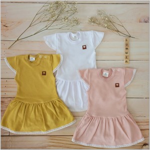 Bodosukienka na lato jednolity kolor.  Bodosukienka z krótkim rękawem dla dziewczynki. Bodosukienka obszyta koronką w kolorze różowym.