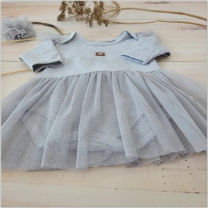 Bawełniana bodosukienka z tiulem dla dziewczynki. Idealna na prezent dla dziewczynki. Szara bodosukienka z długim rękawem w komplecie z opaską.