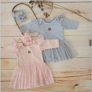 Bawełniana bodosukienka z tiulem dla dziewczynki. Idealna na prezent dla dziewczynki. Szara bodosukienka z długim rękawem w komplecie z opaską.