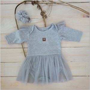 Bawełniana bodosukienka z tiulem dla dziewczynki. Idealna na prezent dla dziewczynki. Szara bodosukienka z długim rękawem w komplecie z opaską.