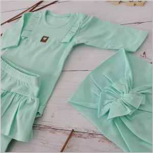 Funkcjonalny komplet niemowlęcy dla dziewczynki. Elastyczny miętowy komplet dziewczęcy. Legginsy ze spódniczką, body i opaska dla małej dziewczynki. Komplet na co dzień, uroczystości, wyjście ze szpitala.