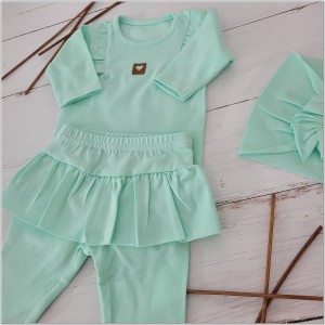 Funkcjonalny komplet niemowlęcy dla dziewczynki. Elastyczny miętowy komplet dziewczęcy. Legginsy ze spódniczką, body i opaska dla małej dziewczynki. Komplet na co dzień, uroczystości, wyjście ze szpitala.