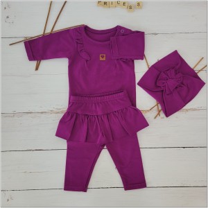 Funkcjonalny komplet niemowlęcy dla dziewczynki. Elastyczny fioletowy komplet dziewczęcy. Legginsy ze spódniczką, body i opaska dla małej dziewczynki. Komplet na co dzień, uroczystości, wyjście ze szpitala.