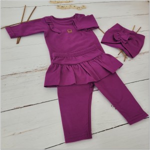 Funkcjonalny komplet niemowlęcy dla dziewczynki. Elastyczny fioletowy komplet dziewczęcy. Legginsy ze spódniczką, body i opaska dla małej dziewczynki. Komplet na co dzień, uroczystości, wyjście ze szpitala.