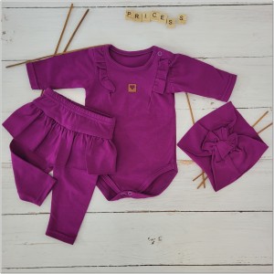 Funkcjonalny komplet niemowlęcy dla dziewczynki. Elastyczny fioletowy komplet dziewczęcy. Legginsy ze spódniczką, body i opaska dla małej dziewczynki. Komplet na co dzień, uroczystości, wyjście ze szpitala.