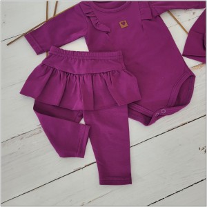 Funkcjonalny komplet niemowlęcy dla dziewczynki. Elastyczny fioletowy komplet dziewczęcy. Legginsy ze spódniczką, body i opaska dla małej dziewczynki. Komplet na co dzień, uroczystości, wyjście ze szpitala.