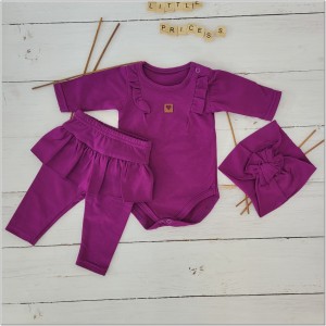 Funkcjonalny komplet niemowlęcy dla dziewczynki. Elastyczny fioletowy komplet dziewczęcy. Legginsy ze spódniczką, body i opaska dla małej dziewczynki. Komplet na co dzień, uroczystości, wyjście ze szpitala.