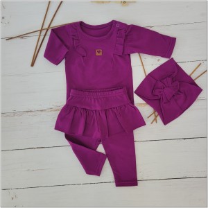 Funkcjonalny komplet niemowlęcy dla dziewczynki. Elastyczny fioletowy komplet dziewczęcy. Legginsy ze spódniczką, body i opaska dla małej dziewczynki. Komplet na co dzień, uroczystości, wyjście ze szpitala.
