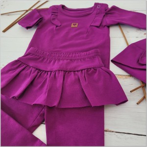 Funkcjonalny komplet niemowlęcy dla dziewczynki. Elastyczny fioletowy komplet dziewczęcy. Legginsy ze spódniczką, body i opaska dla małej dziewczynki. Komplet na co dzień, uroczystości, wyjście ze szpitala.