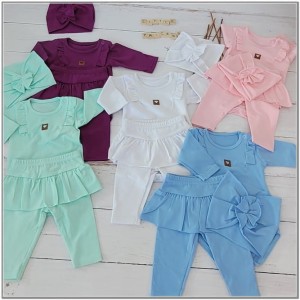 Funkcjonalny komplet niemowlęcy dla dziewczynki. Elastyczny fioletowy komplet dziewczęcy. Legginsy ze spódniczką, body i opaska dla małej dziewczynki. Komplet na co dzień, uroczystości, wyjście ze szpitala.