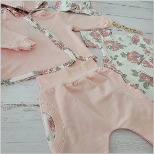 Bawełniany dres niemowlęcy. Komplet dresowy dla niemowlaka. różowy dres  dziecięcy w kwiaty. Prezent dla noworodka, niemowlaka. Modny dresik dla dziewczynki. Bluza z kapturem na zamek, spodnie dresowe, body, czapka, opaska