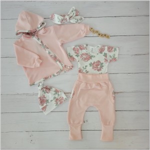 Bawełniany dres niemowlęcy. Komplet dresowy dla niemowlaka. różowy dres  dziecięcy w kwiaty. Prezent dla noworodka, niemowlaka. Modny dresik dla dziewczynki. Bluza z kapturem na zamek, spodnie dresowe, body, czapka, opaska