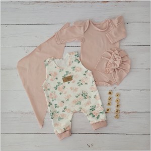 Komplet w kwiaty dla niemowląt. Spodnie na szelkach w kwiaty w zestawie dla dziewczynki. Prezent dla noworodka dla dziewczynki.