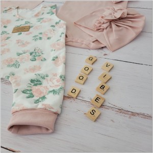 Komplet w kwiaty dla niemowląt. Spodnie na szelkach w kwiaty w zestawie dla dziewczynki. Prezent dla noworodka dla dziewczynki.