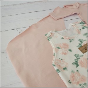 Komplet w kwiaty dla niemowląt. Spodnie na szelkach w kwiaty w zestawie dla dziewczynki. Prezent dla noworodka dla dziewczynki.