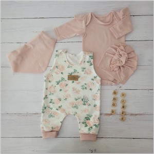 Komplet w kwiaty dla niemowląt. Spodnie na szelkach w kwiaty w zestawie dla dziewczynki. Prezent dla noworodka dla dziewczynki.
