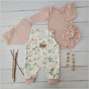 Komplet w kwiaty dla niemowląt. Spodnie na szelkach w kwiaty w zestawie dla dziewczynki. Prezent dla noworodka dla dziewczynki.