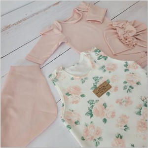 Komplet w kwiaty dla niemowląt. Spodnie na szelkach w kwiaty w zestawie dla dziewczynki. Prezent dla noworodka dla dziewczynki.