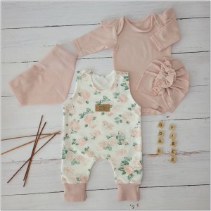 Komplet w kwiaty dla niemowląt. Spodnie na szelkach w kwiaty w zestawie dla dziewczynki. Prezent dla noworodka dla dziewczynki.