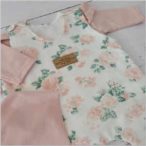 Komplet w kwiaty dla niemowląt. Spodnie na szelkach w kwiaty w zestawie dla dziewczynki. Prezent dla noworodka dla dziewczynki.