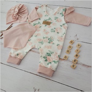 Komplet w kwiaty dla niemowląt. Spodnie na szelkach w kwiaty w zestawie dla dziewczynki. Prezent dla noworodka dla dziewczynki.