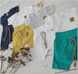 Biało-zielony komplet na lato dla niemowlaka. Body, spodenki na lato dla noworodka. Niemowlęcy, bawełniany zestaw na lato.