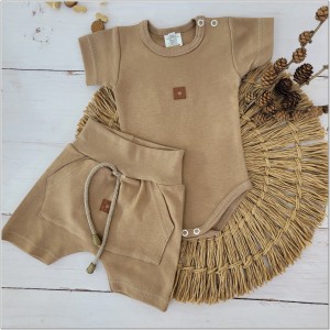 Brązowy komplet na lato dla niemowlaka. Body, spodenki na lato dla noworodka. Niemowlęcy, bawełniany zestaw na lato.