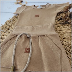 Brązowy komplet na lato dla niemowlaka. Body, spodenki na lato dla noworodka. Niemowlęcy, bawełniany zestaw na lato.